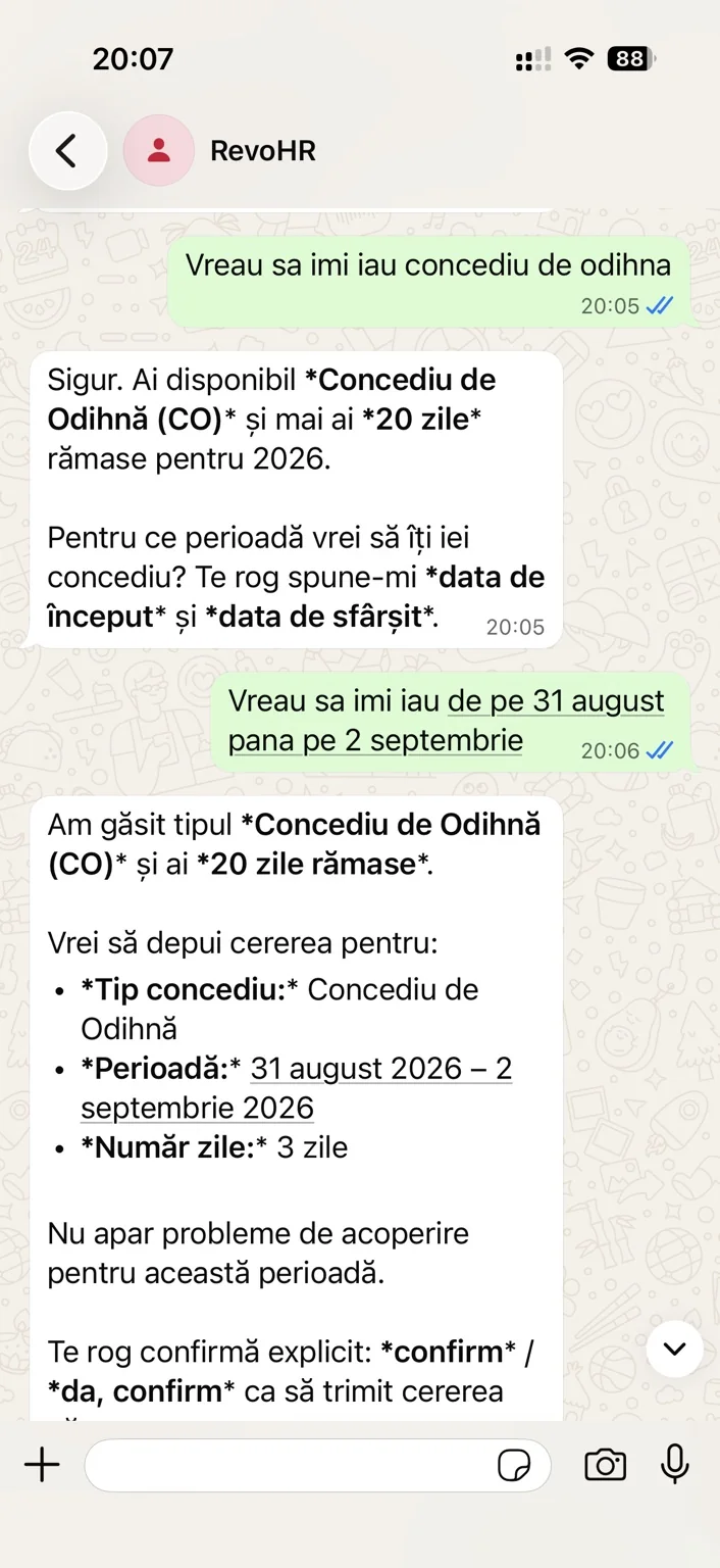 Conversație WhatsApp în care angajatul cere concediu de odihnă, iar RevoHR răspunde cu zilele rămase, apoi repetă tipul, perioada și numărul de zile și cere o confirmare explicită.