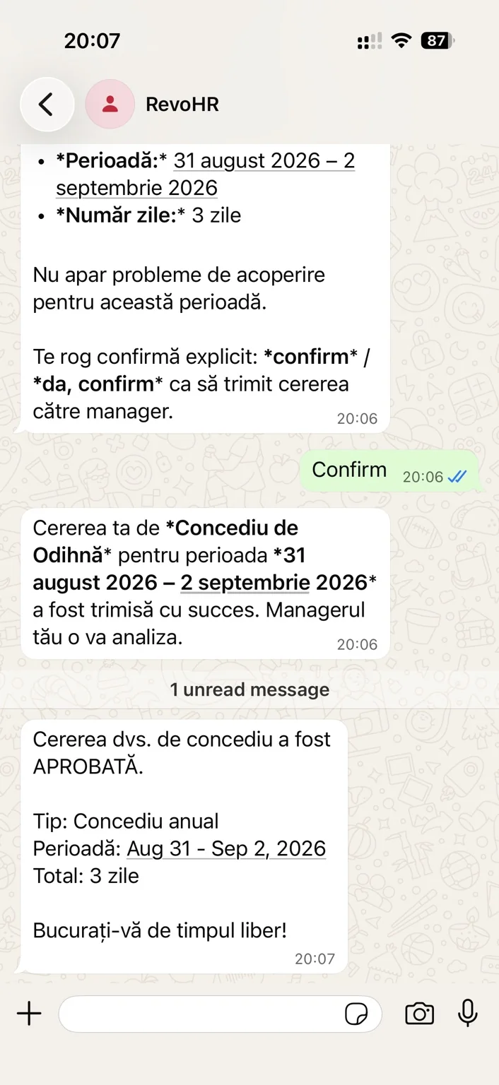 Conversație WhatsApp în care angajatul confirmă cererea, RevoHR anunță că a fost trimisă către manager, iar un mesaj ulterior spune că a fost aprobată.